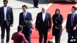 Perdana Menteri Jepang Shinzo Abe (kedua dari diri) disambut oleh Menteri Luar Negeri Iran Mohammad Javad Zarif (ketiga dari kiri) di Bandara Mehrabad, di Teheran, Iran, 12 Juni 2019. (Foto: AFP)