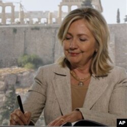 Η κ. Κλίντον υπογράφει το μνημόνιο για την πάταξη της αρχαιοκαπηλίας
