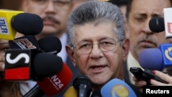 "Nos planteamos un lapso de seis meses para buscar, dentro de él, esa salida constitucional", dijo a Reuters, Henry Ramos Allup.