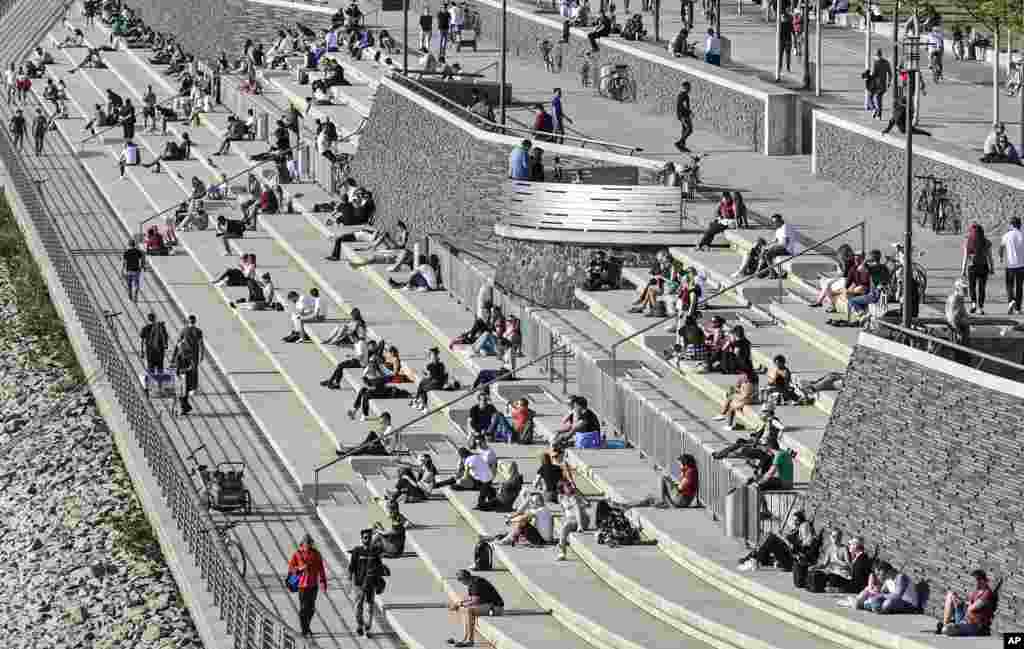 با اینکه نگرانی از کرونا در آلمان زیاد است اما هوای آفتابی در شهر کلن آلمان موجب شده تا مردم در کنار رود لذت ببرند.&nbsp;