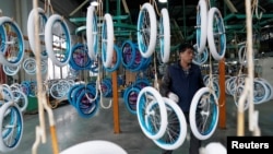 中國江蘇省崑山一家自行車廠的工人在生產線上。 （2019年2月22日）