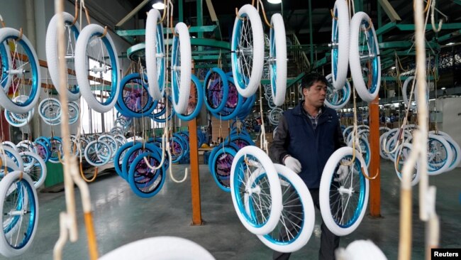 中国江苏省昆山一家自行车厂的工人在生产线上。(2019年2月22日)