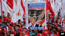 지난 2일 베네수엘라 수도 카라카스에서 열린 니콜라스 마두로 베네수엘라 대통령 지지 집회에서 참가자들이 도널드 트럼프 미국 대통령의 얼굴이 그려진 배너를 들고 있다. 