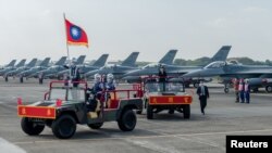 La presidenta de Taiwán, Tsai Ing-wen, revisa tropas aéreas en la Base aérea de Chiayi el 18 de noviembre de 2021.
