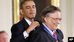 El presidente de EE.UU. Barack Obama coloca la Medalla de la Libertad al músico de origen cubano, Arturo Sandoval.