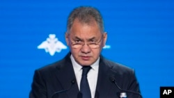 Menteri Pertahanan Rusia Sergei Shoigu berpidato pada Konferensi Keamanan Internasional di Moskow, Rusia, 4 April 2018. (AP Photo/Alexander Zemlianichenko)