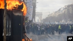 یک دکه روزنامه فروشی در خیابان شانزه لیزه پاریس که در جریان تظاهرات جلیقه زردها به آتش کشیده شده است - ۲۵ اسفند ۱۳۹۷ 
