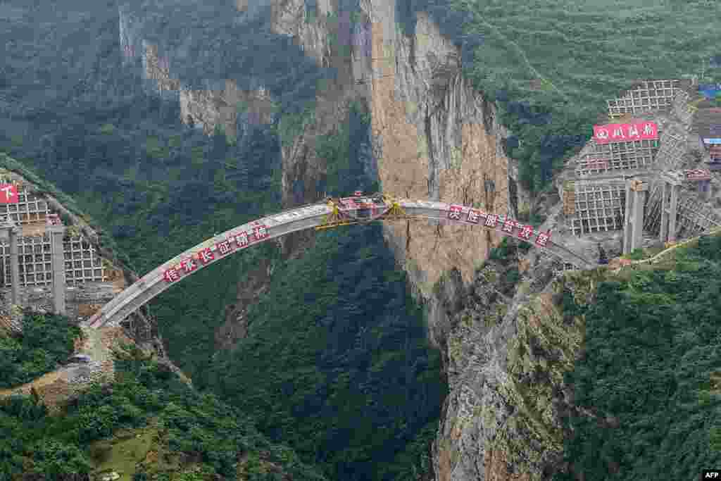 This picture taken on July 7, 2019 shows the main structure of the Jimingsansheng Bridge as it is joined together in Xuyong county in Luzhou City in China&#39;s southwestern Sichuan province.