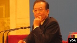 2012年3月14日，温家宝在北京举行的人大记者会上说：在我担任总理期间，确实谣诼不断......我将坚持“人言不足恤”的勇气，义无反顾地继续奋斗。(美国之音张楠拍摄)