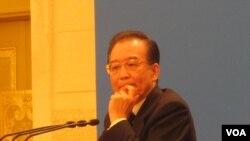  2012年3月14日，溫家寶在北京舉行的人大記者會上說：在我擔任總理期間，確實謠諑不斷......我將堅持“人言不足恤”的勇氣，義無反顧地繼續奮鬥。(美國之音張楠拍攝) 