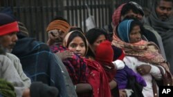 Những người vô gia cư ở Ấn Độ xếp hàng để nhận thực phẩm miễn phí bên ngoài một ngôi đền ở New Delhi, Ấn Độ.