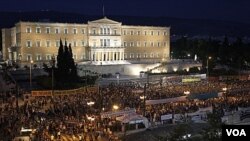 Los manifestantes se mantienen en vigilia frente al parlamento de Grecia en reclamo contra las medidas económicas.