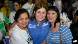 Rosa Brandonisio de Scarano, centro, dijo que tiene muchos asuntos de qué conversar con el gobernador sobre el municipio de San Diego.