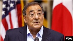 Leon Panetta berbicara di depan tentara Jepang dan Amerika di Pangkalan Amerika di Yokota, lingkar luar Tokyo (24/10).