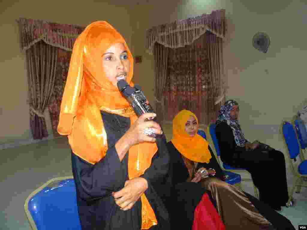 Laanta Af-Soomaaliga ee VOA oo "Kulan Dadweyne" oo looga hadlayo Dhalinyarada iyo Tahriibka ku qabatay magaalda Hargeysa, June 14, 2013.