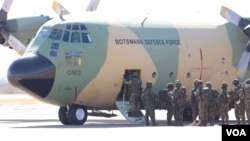 FILE - Botswana soldiers board a Botswana Defence Force plane to Mozambique, in July 2021. Botswana's minister of defense told the parliament on Dec. 15, 2022, that the country is facing an increased national security threat.(Mqondisi Dube/VOA)