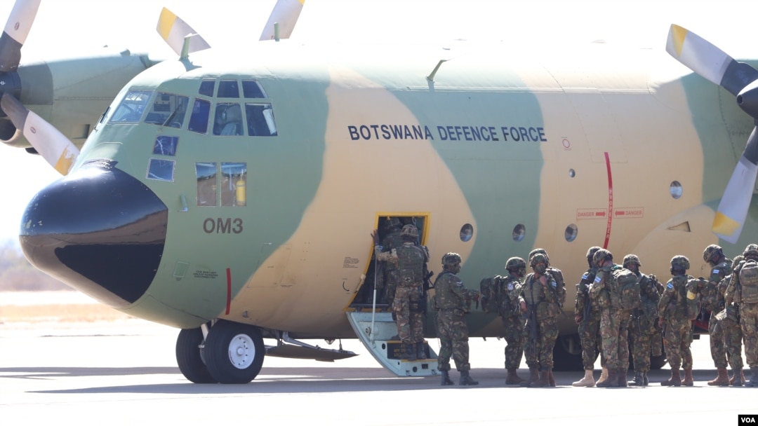 FILE - Botswana soldiers board a Botswana Defense Force plane to Mozambique. (Mqondisi Dube/VOA)