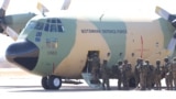 Botswana soldiers board a Botswana Defence Force plane to Mozambique, 26 julho 2021, (Mqondisi Dube/VOA)