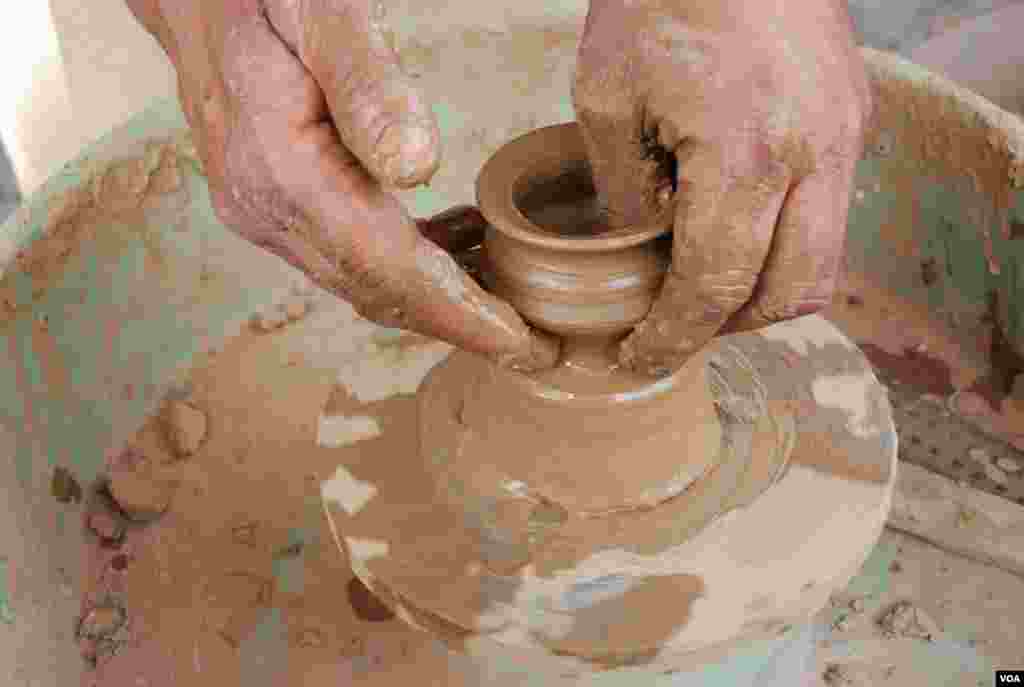 چاک پر برتن میں تبدیل ہوتی گیلی مٹی اس فنکار کی ہنر مندی کا منہ بولتا ثبوت ہے۔