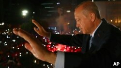 Le président turc Recep Tayyip Erdogan salue les partisans de son parti au pouvoir à Ankara, en Turquie, le 25 juin 2018. 