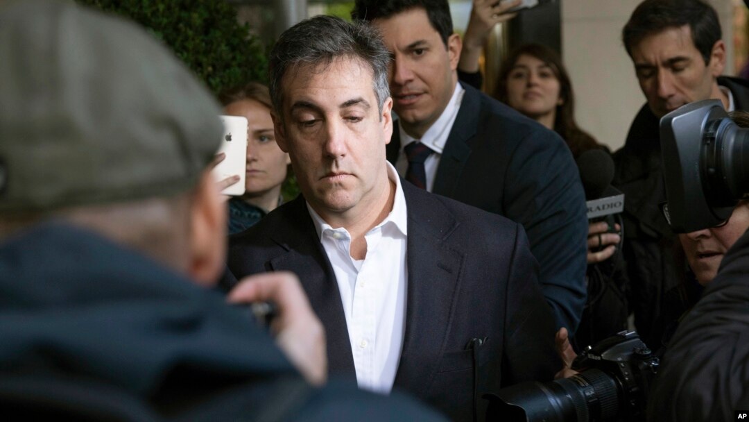 Michael Cohen, mantan kuasa hukum pribadi Presiden AS Donald Trump, meninggalkan apartemennya untuk menjalani hukuman penjara 3 tahun di New York, Senin (6/5). 