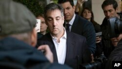 Michael Cohen, mantan kuasa hukum pribadi Presiden AS Donald Trump, meninggalkan apartemennya untuk menjalani hukuman penjara 3 tahun di New York, Senin (6/5). 