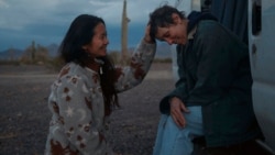 La réalisatrice Chloé Zhao et l'actrice Frances McDormand sur le tournage de Nomadland.