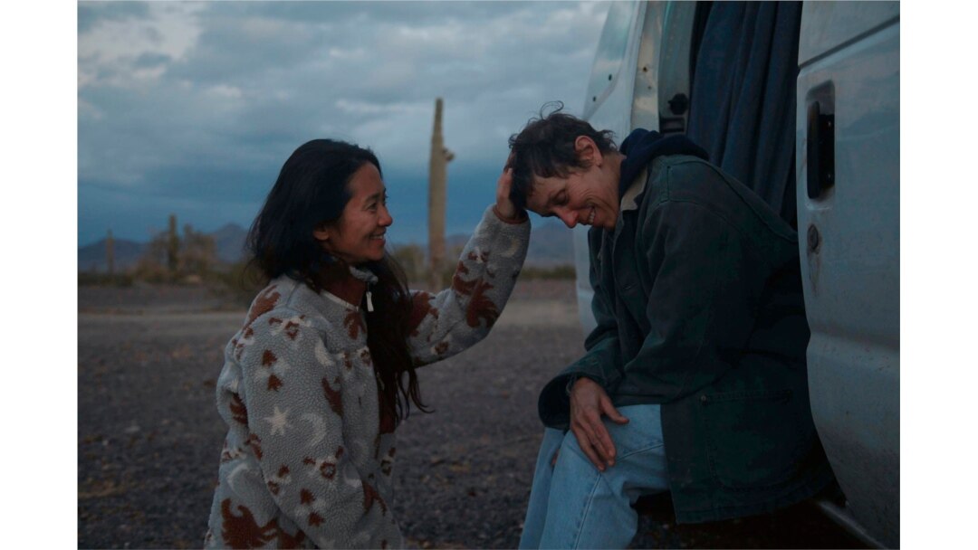 Sutradara Chloe Zhao (kiri) bersama aktris Frances McDormand di lokasi syuting "Nomadland." (Foto: AP)