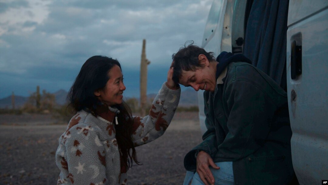 Sutradara Chloe Zhao, kiri, muncul bersama aktris Frances McDormand di lokasi syuting "Nomadland." (Foto: AP)