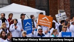 Investigadores y partidarios protestan en San Francisco, California, durante una reunión de la Unión de Geofísicos Americanos, en diciembre de 2016.