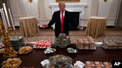 Trump agasajó con hamburguesas, papas fritas y pizza al equipo Clemson Tigers, campeón del fútbol americano universitario. 