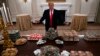 Trump festeja a campeones universitarios con hamburguesas y pizza