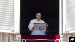 El papa Francisco ofrece un discurso durante su aparición para la plegaria Regina Coeli desde su estudio con vistas a la Plaza de San Pedro, en el Vaticano, el 12 de junio de 2022.