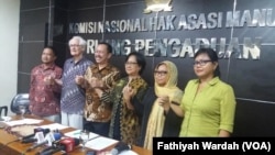 Dalam jumpa pers di Jakarta, Komnas HAM Nyatakan akan Bentuk Tim Pemantau Kasus Penyiraman Air Keras Penyidik Senior KPK Novel Baswedan (foto: VOA/Fathiyah Wardah)