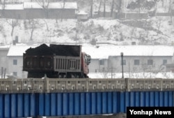 중국과 북한이 인접한 두만강에서 북한 남양시와 중국 투먼 통상구를 오가는 화물차. 중국은 지난 2월 유엔 대북제재결의 이행을 위해 북한산 석탄 수입을 전면 중단한다고 밝혔다.