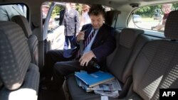 امریکہ میں کیے گئے ایک سروے کے مطابق پچھلی نشستوں پر بیٹھنے والے صرف 57 فی صد افراد سفر کے دوران بیلٹ استعمال کرتے ہیں۔ (فائل فوٹو)