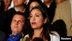 La diputada opositora María Corina Machado habla durante una conferencia de prensa en la Asamblea Nacional, en Caracas.