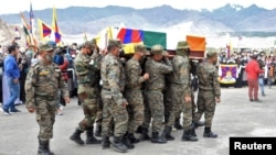 在印军特种边境部队藏人军官丹增尼玛（Tenzin Nyima）的葬礼上印度士兵抬着他的棺木。（2020年9月7日）