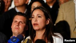 La diputada opositora María Corina Machado habla durante una conferencia de prensa en la Asamblea Nacional, en Caracas.