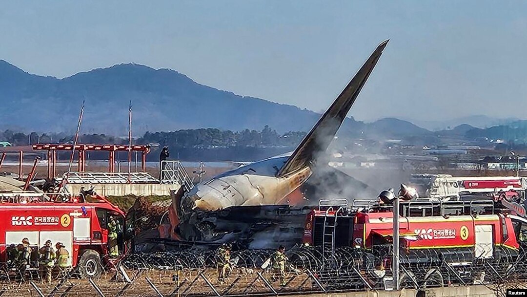 Para petugas damkar memadamkan api yang membakar pesawat Jeju Air di Bandara Muan, Provinsi Jeolla Selatan, Korea Selatan, Minggu, 29 Desember 2024. (Foto: Yonhap via Reuters)