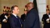 Le président Félix Tshisekedi et son homologue français France Emmanuel Macron se saluent au Palais de l'Elysée, Paris, 11 novembre 2019. (Facebook/Présidecene RDC)