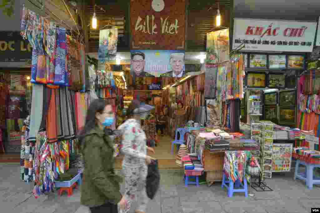 2차 미-북 정상회담이 열리는 베트남 하노이의 스카프 상점에서 두 정상의 얼굴을 담은 스카프를 팔고 있다.