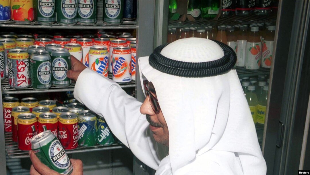 Warga Kuwait Abu Yousif membeli sekaleng bir non-alkohol dari sebuah toko kelontong kecil di pusat kota Kuwait pada 20 April. (Foto: Reuters)