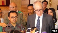 Menteri ESDM Sudirman Said (kiri) dan Wakil Menteri Energi AS Jonathan Elkind usai menghadiri diskusi tentang investasi pada sektor energi migas di Jakarta, Senin 3/8 (VOA/Ahadian).