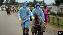 Zdravstveni radnici prevoze čoveka, zaraženog ebolom, u Liberiji