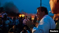 Guverner Nju Džersija Kris Kristi daje izjavu za medije dok se vatrogasci bore da stave pod kontrolu veliki požar u Sisajd Parku. 