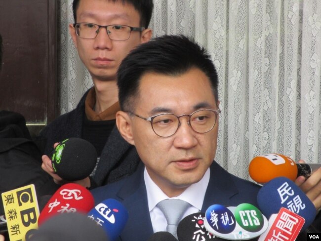 台湾在野党国民党立委江启臣接受媒体提问 （美国之音张永泰拍摄）