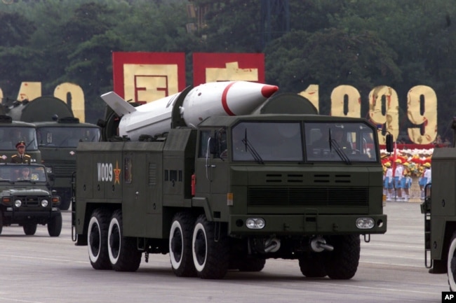 1999年北京国庆阅兵展示的东风导弹。