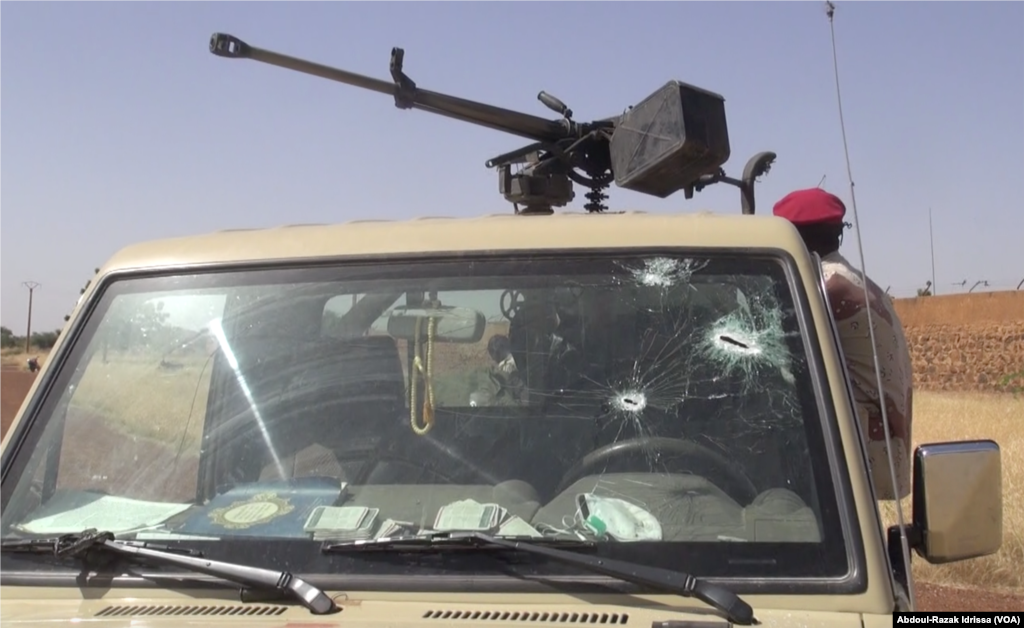 Des balles ont visé un véhicule de l'armée nigérienne, à la prison de Koutoukalé, lors d'une attaque terroriste, au Niger, le 17 octobre 2016. (VOA/Abdoul-Razak Idrissa)