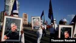 17일 쿠바 아바나에서 열린 친정부 시위에서 시위대가 공산 혁명 지도자 피델 카스트로와 미겔 기아스카넬 대통령 초상화를 들고 행진하고 있다. 